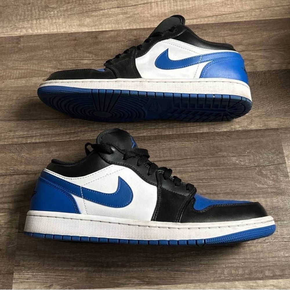 Nike Men's Black, White, and Blue Sneakers